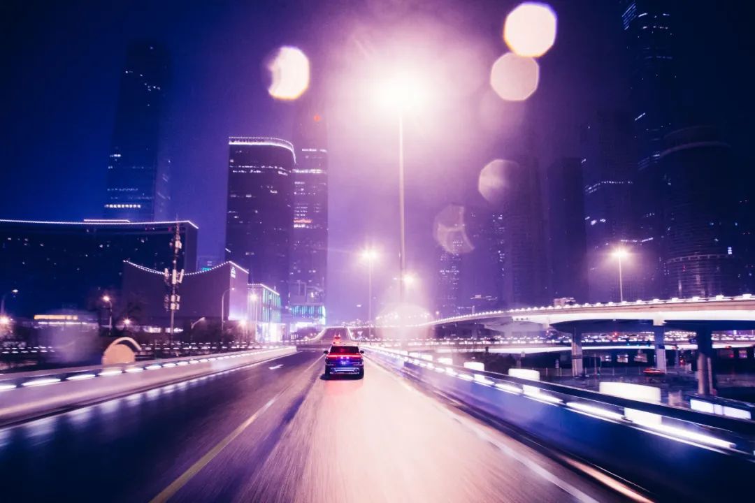 雨夜穿梭的一道光,他到底是谁?