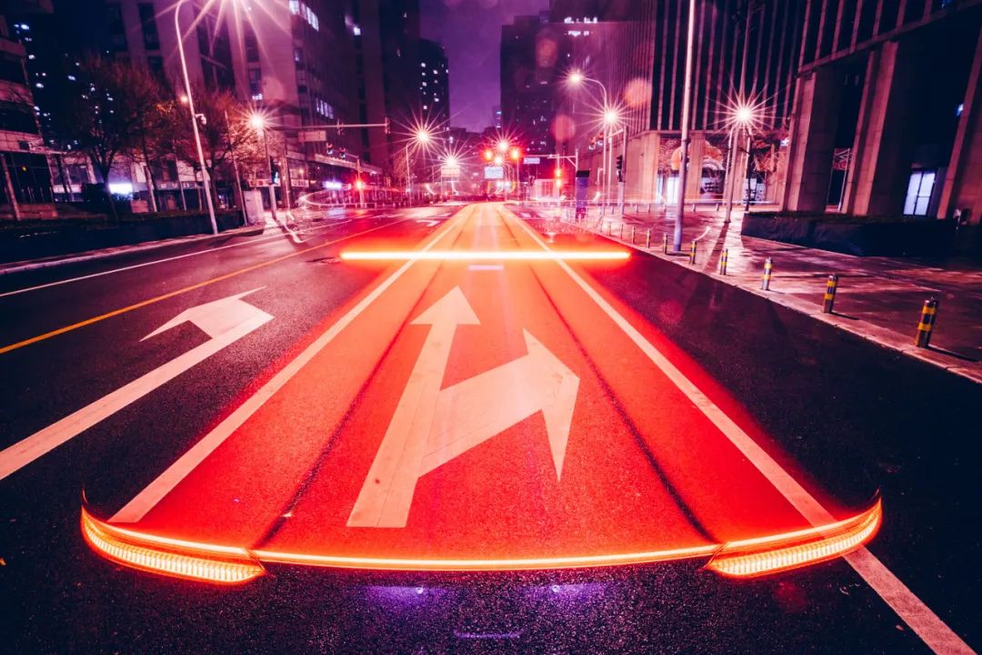 雨夜穿梭的一道光,他到底是谁?