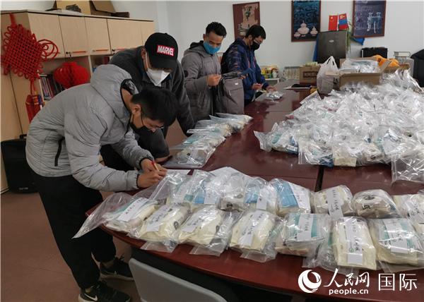 赴蒙汉语教师志愿者之家发放孔子学院总部抗疫健康包