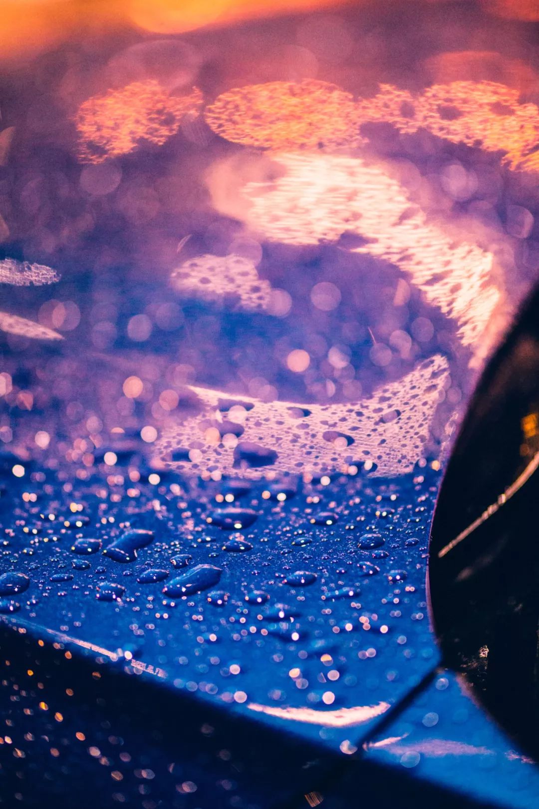 雨夜穿梭的一道光,他到底是谁?