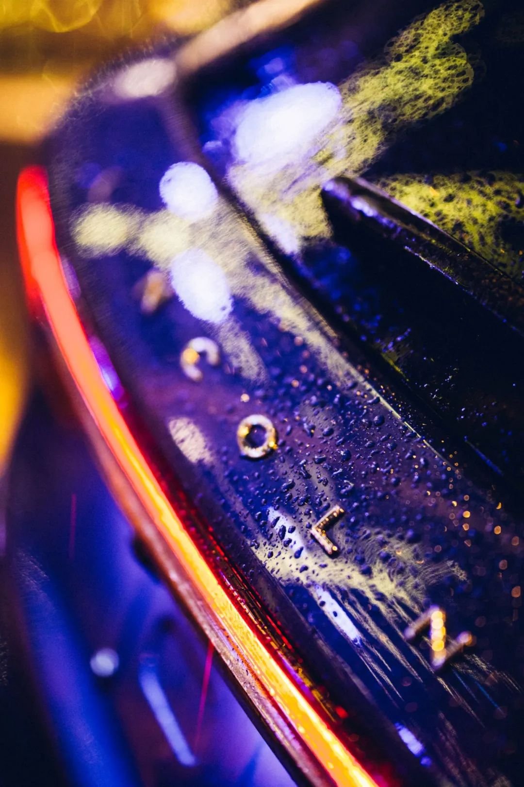 雨夜穿梭的一道光,他到底是谁?