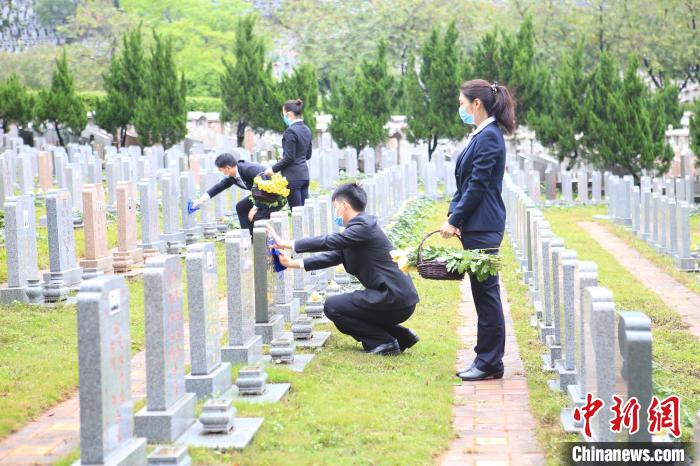 广州提供替代性拜祭服务，圆逝者亲友祭扫心愿 。廖培金供图