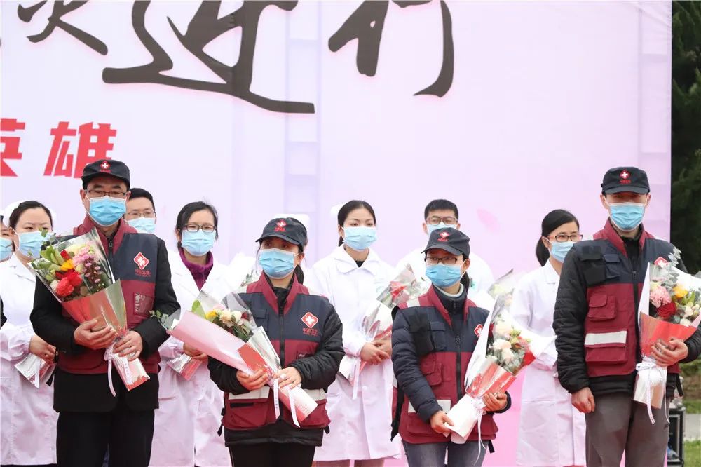 大爱无疆 最美逆行——致敬抗击疫情英雄
