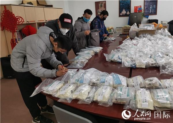 赴蒙汉语教师志愿者之家发放孔子学院总部抗疫健康包