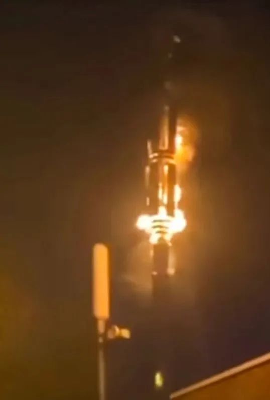 遭纵火的信号塔 图片来源:太阳报