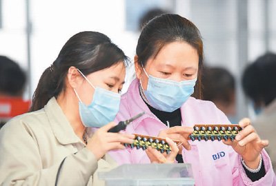 中国企业复工达产“成色足”(锐财经·一手抓防疫 一手促发展(42))