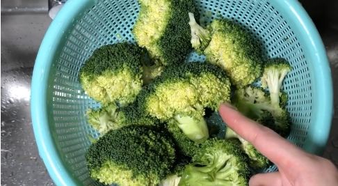 西兰花别用清水洗,等于吃虫卵,教你清洗诀窍,脏东西全去除