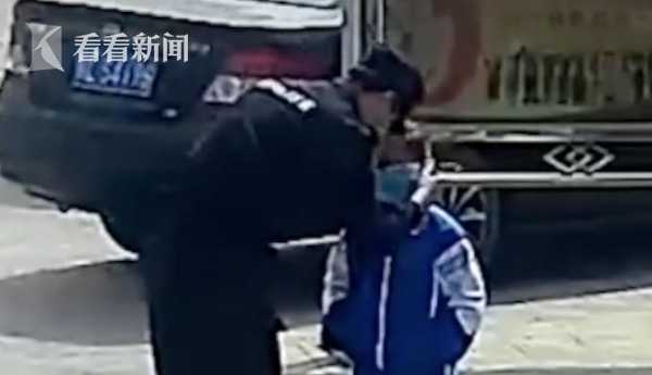 街头小女孩没戴口罩 执勤民警询问后下一幕暖哭