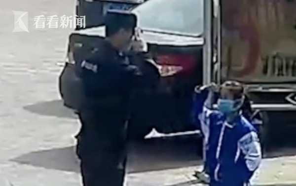街头小女孩没戴口罩 执勤民警询问后下一幕暖哭