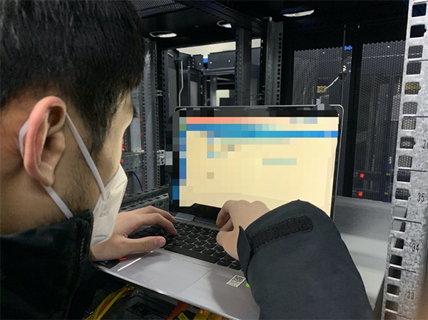  公司员工为客户进行网络安全服务。