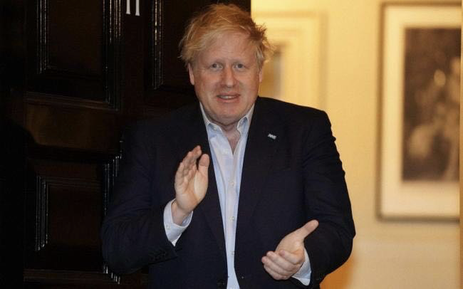 △英国首相鲍里斯·约翰逊最后一次公开露面是4月2日晚在唐宁街11号门口为英国医务工作者鼓掌加油。