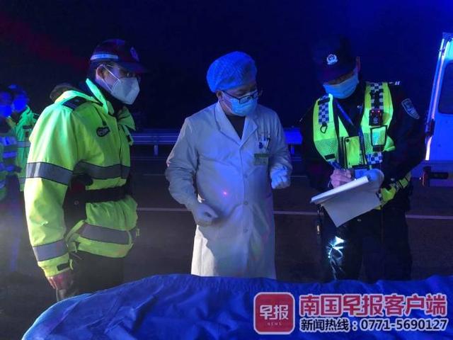 泉南高速上三辆货车追尾自燃,一名货车司机不幸遇难