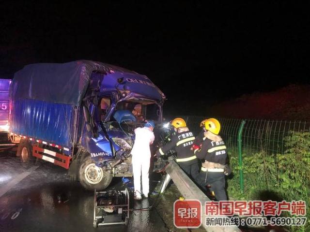 泉南高速上三辆货车追尾自燃,一名货车司机不幸遇难