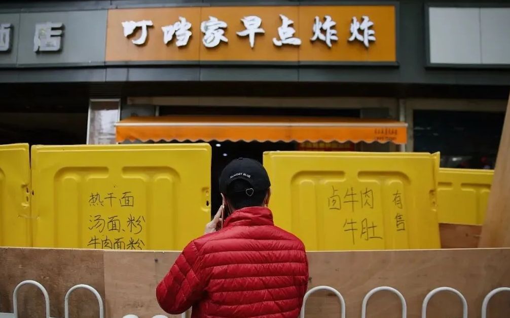 ▲4月3日,西马路,新三巷社区的居民终于买到了小区门旁那味道熟悉的热干面,他说:“疫情后出门三次,买了三次热干面。”摄影/新京报记者郑新洽