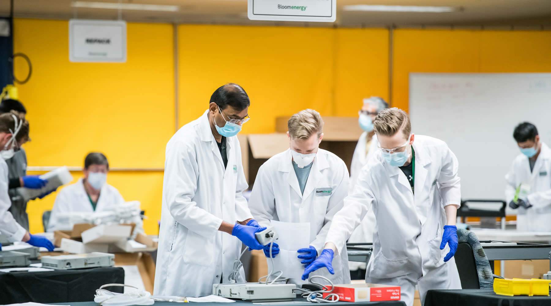 布鲁姆能源公司员工在修复呼吸机 图自：公司主页