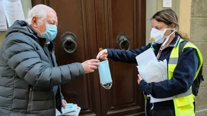 △托斯卡纳大区佛罗伦萨市向居民发放口罩
