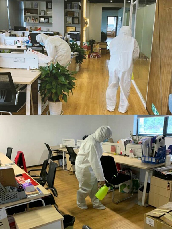  复工前两天，公司员工在办公室进行消毒。