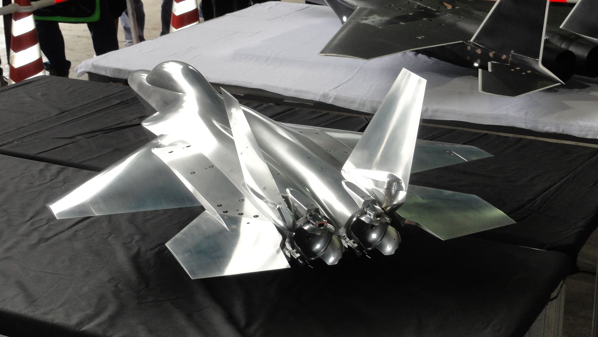 日本五代机未来可与F-35“轻-重搭配”