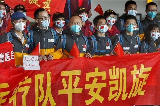 武汉解封当天,又一批驰援湖北的广东医疗队队员返粤。南都特派记者 谭庆驹 摄