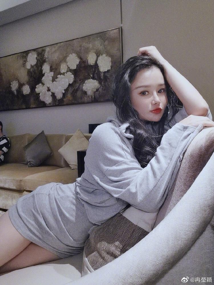 冉莹颖晒美照 穿修身短裙尽显成熟魅力