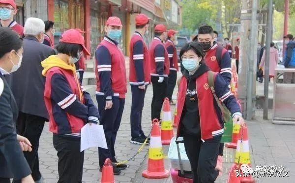 学校复学以来,校长变得咄咄逼人,没有人看到他开怀大笑过一次