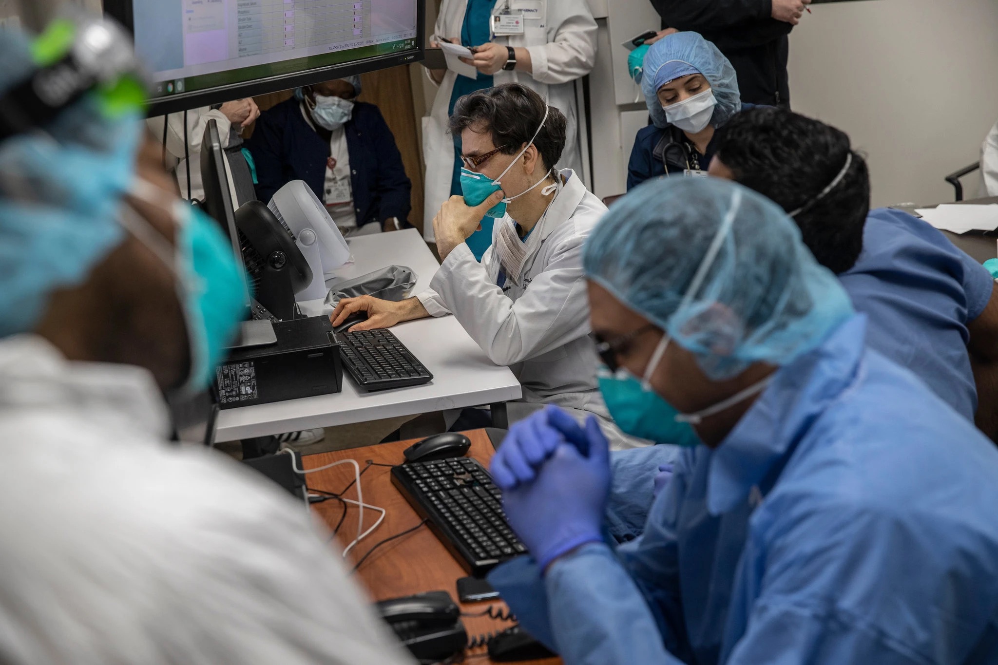 纽约医院内救治病患的医生