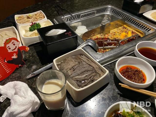 海底捞悄悄涨价了?米饭7元/碗,小酥肉50元/盘……网友:人均220+