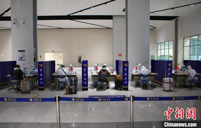 哈尔滨海关所属绥芬河海关关员对入境旅客开展流行病学调查。 郑家昕 摄