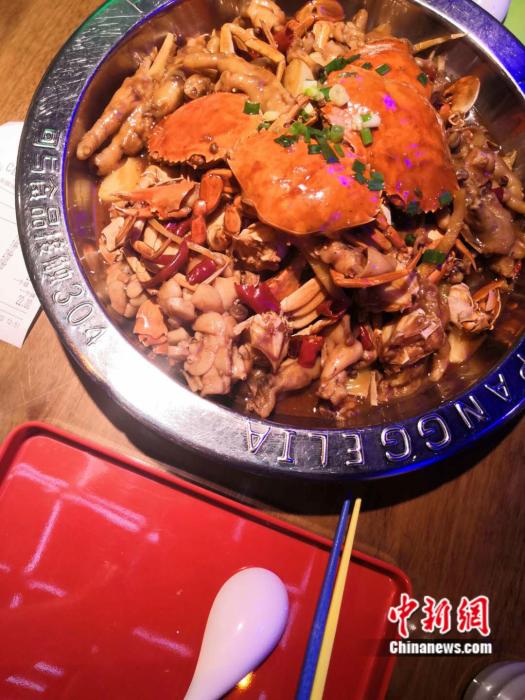 资料图：北京一家“胖哥俩”肉蟹煲。 彭婧如 摄