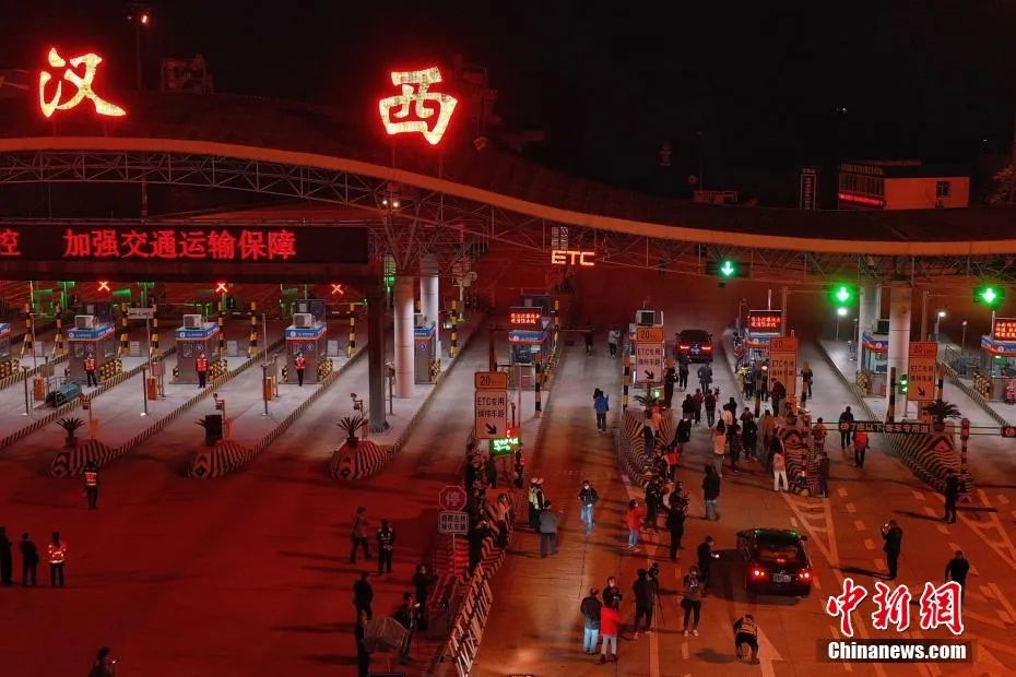 第一辆小客车从武汉西收费站顺遂出城。周星亮 摄