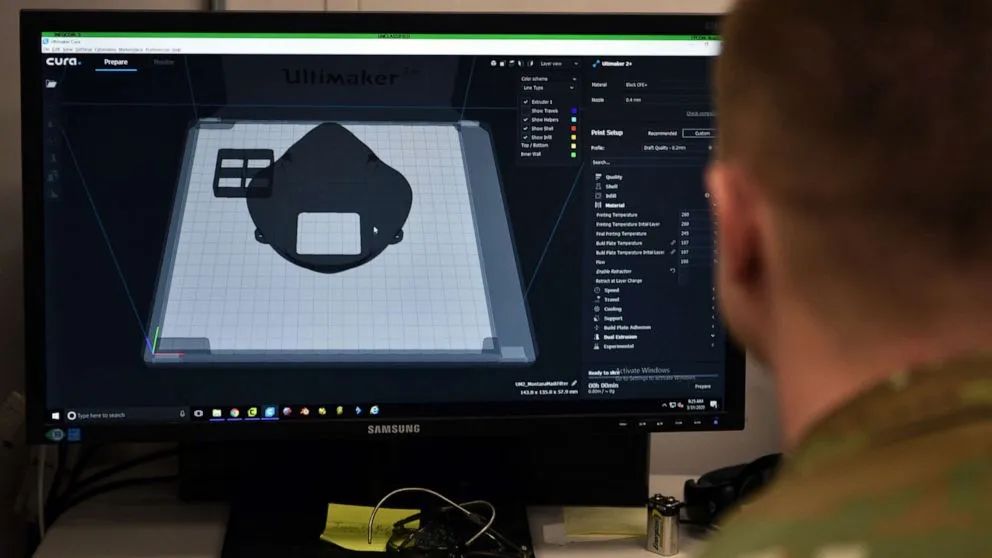 操作3D打印设备的美军士兵,图源:ABC新闻网