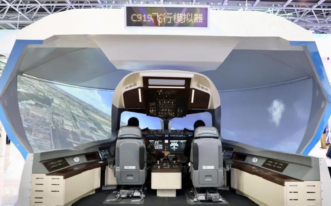 ▲嘉宾在C919飞行模拟机中体验驾驶飞机。资料图。图/新京报网