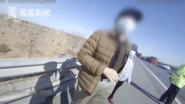 司机车速100迈还敢拍蚊子 结果就撞了...