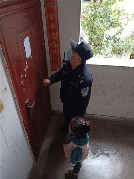 热心市民菜场“捡”到3岁女孩 民警化身“奶爸”哄娃