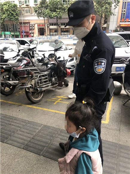热心市民菜场“捡”到3岁女孩 民警化身“奶爸”哄娃