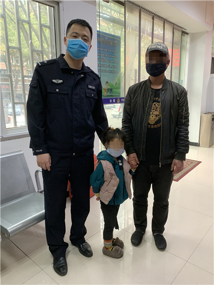 热心市民菜场“捡”到3岁女孩 民警化身“奶爸”哄娃