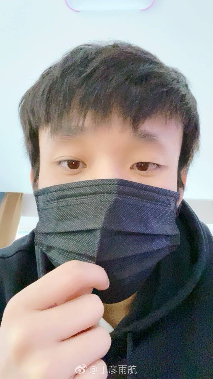 睢冉透露丁彦雨航近况: 正在一点点恢复 能做60kg深蹲