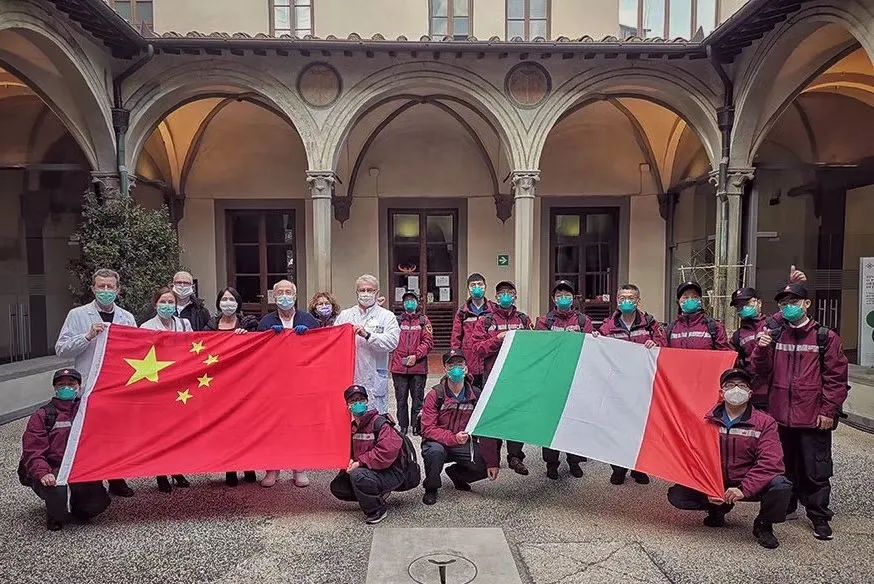 中国赴意医疗专家组与意方代表。/受访者供图