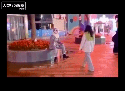 啥叫孤独?就是一个人吃生日蛋糕,跳双人舞,看见电线杆都想接吻.