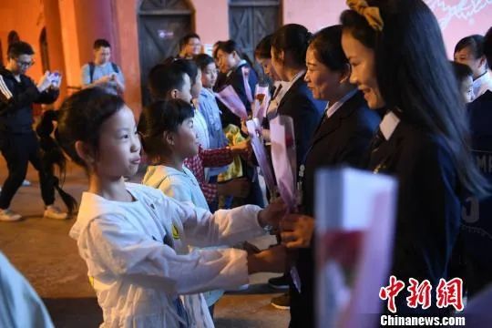 月薪9428元还要每天做家务1.6小时,这个“超人”是职场妈妈