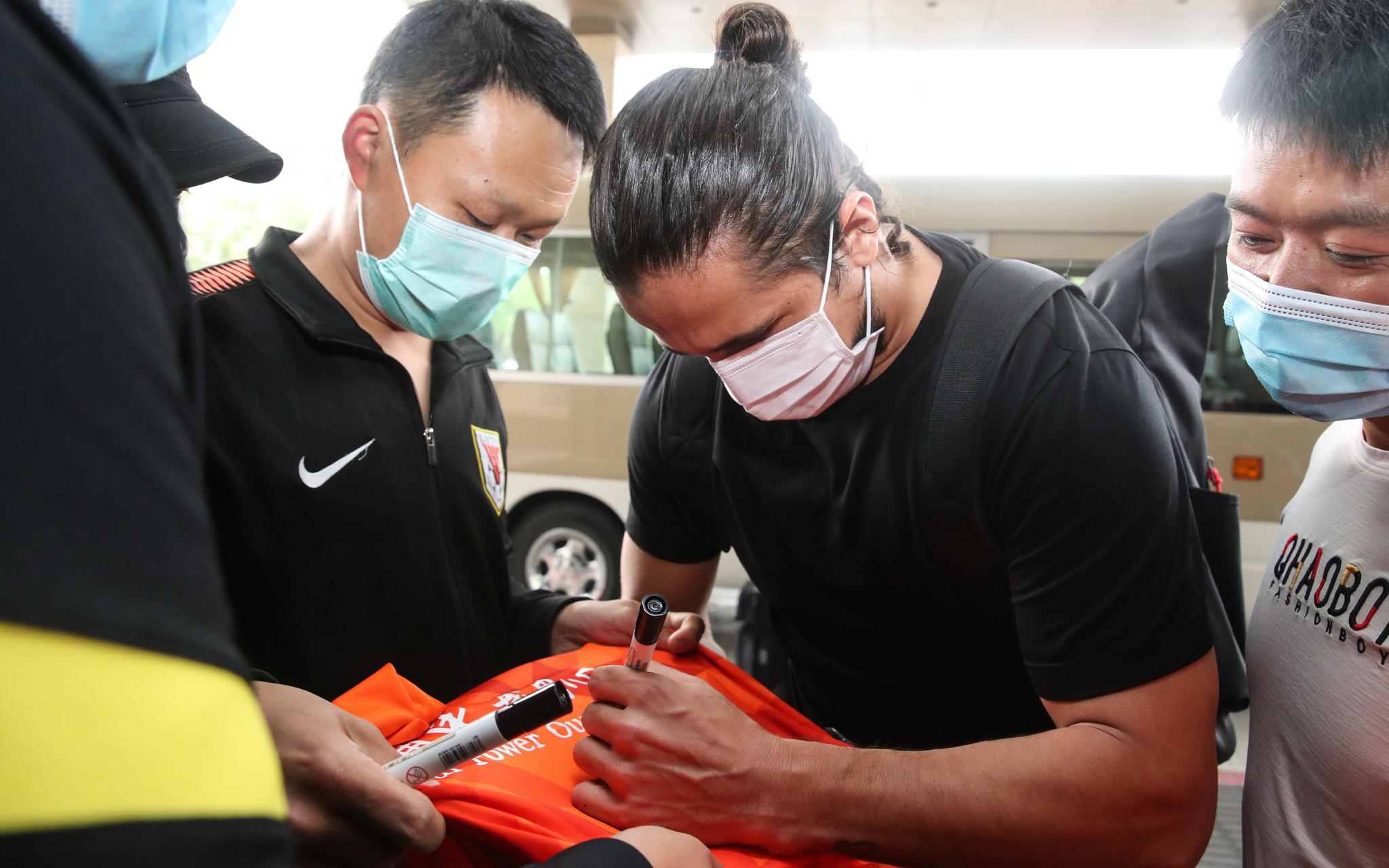 洛国富给球迷们署名。图/Osports
