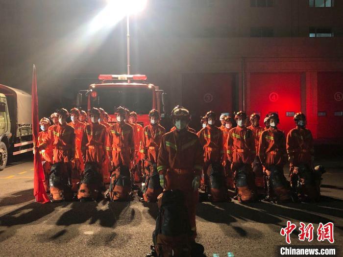 图为克拉玛依消防救援支队人员集结待命。 克拉玛依消防救援支队供图