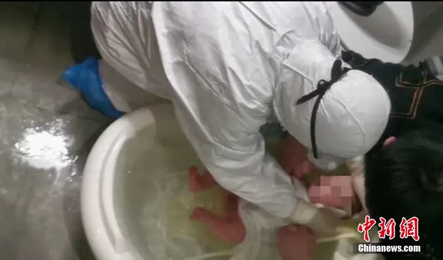 图为“临时妈妈”为婴儿洗澡。绵竹市第二人民医院提供
