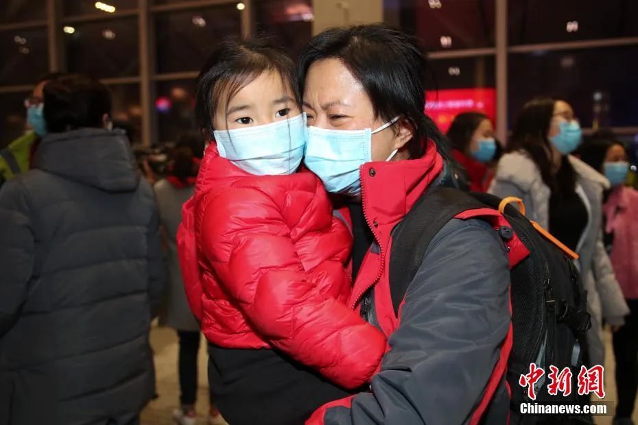 贵州省第七批医疗队147名医护人员从贵阳龙洞堡机场出发，赴湖北武汉开展新型冠状病毒感染的肺炎救治工作。一名医护人员和女儿告别。中新社记者 瞿宏伦 摄