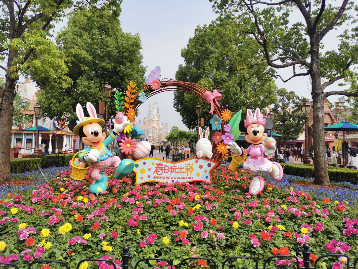 上海迪士尼乐园今天重新开放 第一批游客戴口罩