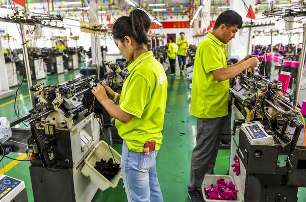  附近乡村的年轻人来服装厂打工。