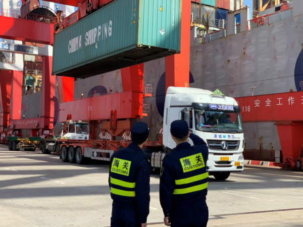 图说:外港海关确保货物到港“即到即查”。上海海关 供图