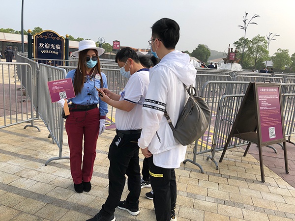 5月11日7时许，上海迪士尼乐园重新开园首日，已有游客前来排队。