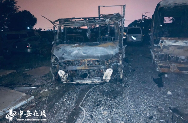 魏先生的房车被烧毁