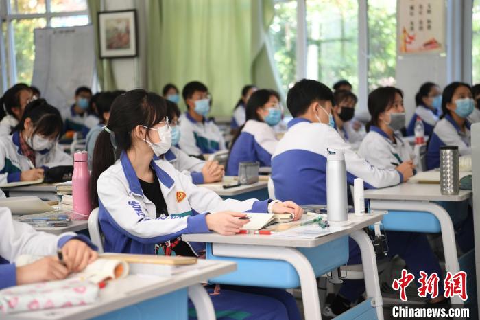 银川一中高二学生正式复课。李佩珊 摄